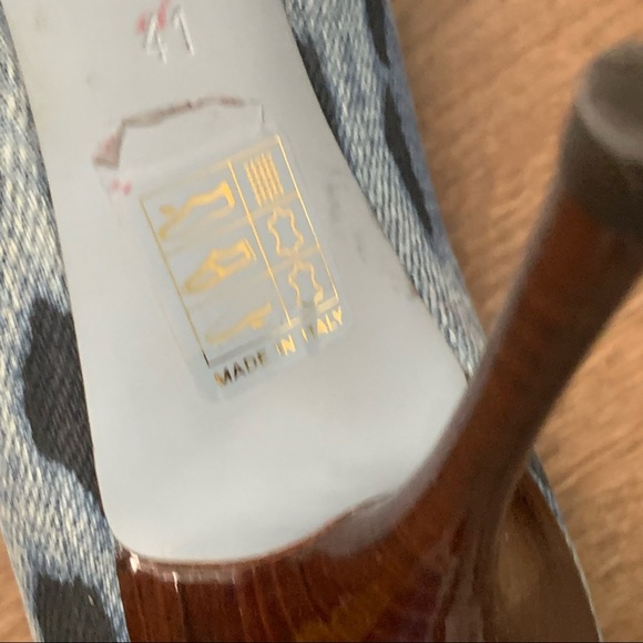 Dolce & Gabbana Leopard Print Pumps - Picture 11 of 12